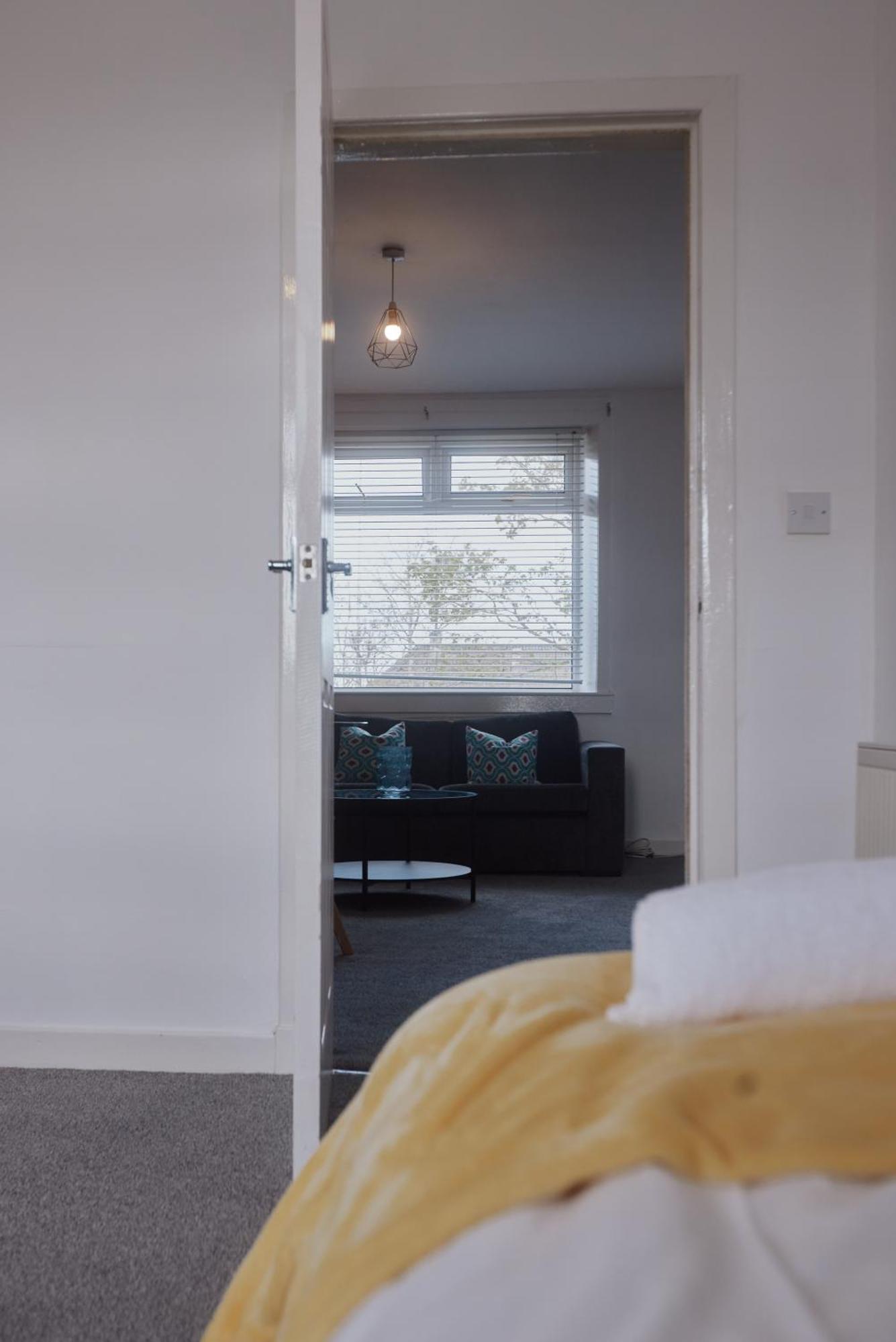 Modern And Vibrantly Designed Apartment Motherwell Exterior photo